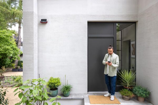 Bosch Smart Home Outdoor Siren, Wireless Alarm System, Warns by 3-Fold Alarm Audible, Visible and Via Push Notification White - Image 7